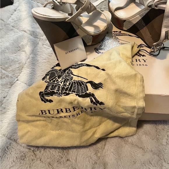 Authentic Burberry sandal wear twice for two hours like new with box and dust - Picture 2 of 6